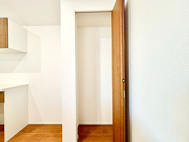 【【パントリー 】】食材や調理器具もこちらにキープ！管理しやすく！お部屋もスッキリ！