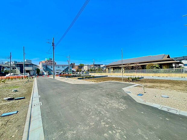 【前面道路含む現地写真】周囲にはスーパーをはじめとした買い物施設も揃っています。住みやすさと利便性を兼ね備えた環境です