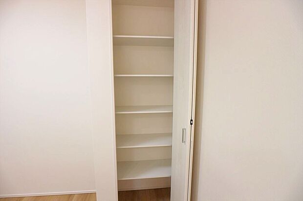 【【パントリー】】食品貯蔵庫や食器室として使用されます。在庫の確認も楽で買い置き食品の使い忘れもなくなりますね♪