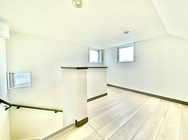 【小屋裏収納】固定階段付きで安全。　まるで3階建てのような使い心地の小屋裏収納は荷物の出し入れも楽々！