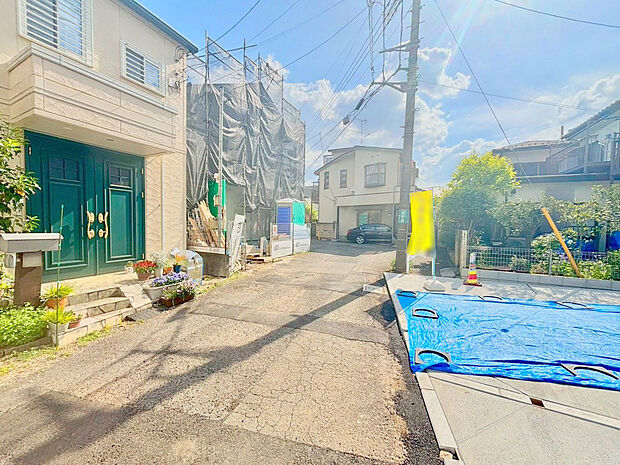 【前面道路含む外観】駐車が苦手な方にも嬉しい前面4m道路に面した住まい。