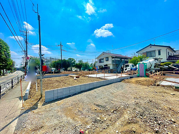 【現地外観】3LDKS~4LDKのゆとりの間取り。太陽光発電設備搭載住宅です。自然に優しく!ZEH水準の省エネ住宅です。