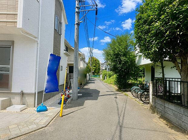 【前面道路含む外観】前面道路は4mの幅広な道路です。入出庫の際もらくらくです。