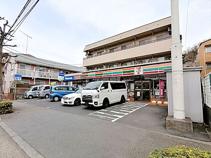 セブンイレブン多摩市連光寺店 約637ｍ