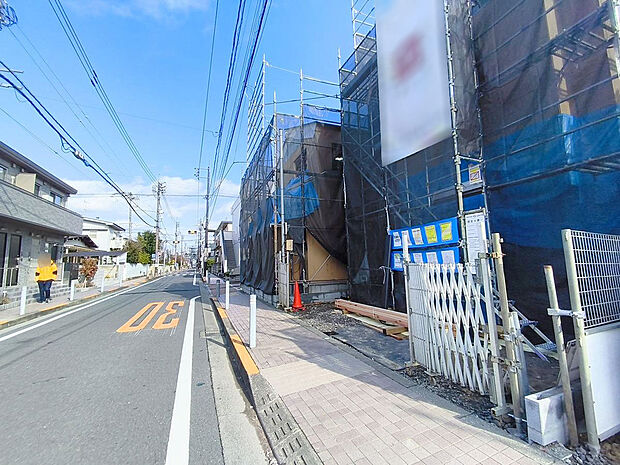 【前面道路含む現地写真】周囲にはスーパーをはじめとした買い物施設も揃っています。