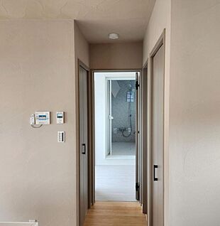 LDK収納の向こうに見える洗面脱衣室とお風呂