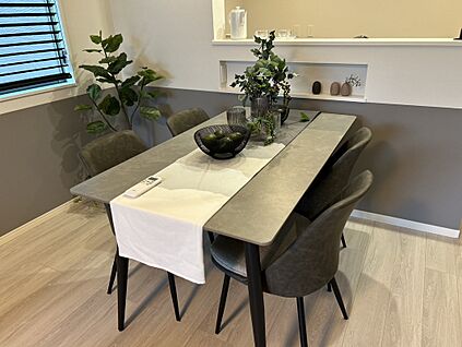 ダイニングテーブルも付いてきます