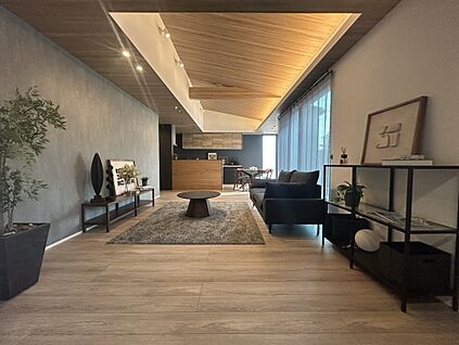 28帖のLDK、勾配天井がさらに開放感を