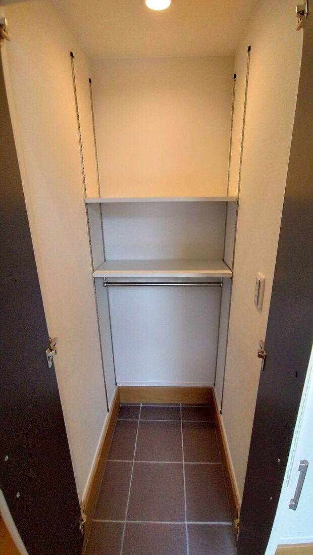 【4LDK】価格は2498万円です。新しいお住まいにいかがでしょうか。駅まで徒歩15分でアクセス可能です。一生に一度のマイホーム探しは、ぜひ新築戸建てで。新築ならではの「新しさ」がとても魅力です。遠賀郡水巻町に特化した当社では、多種多様な不動産情報をご用意しております。不動産情報と併せて地域情報もお伝え致しますので、まずはお気軽にお問い合わせください。