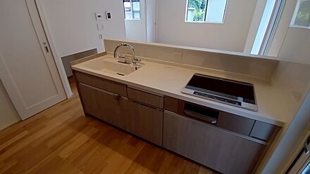 価格は2498万円です。新しいお住まいにいかがでしょうか。駅まで徒歩15分でアクセス可能です。一生に一度のマイホーム探しは、ぜひ新築戸建てで。新築ならではの「新しさ」がとても魅力です。遠賀郡水巻町に特化した当社では、多種多様な不動産情報をご用意しております。不動産情報と併せて地域情報もお伝え致しますので、まずはお気軽にお問い合わせください。 