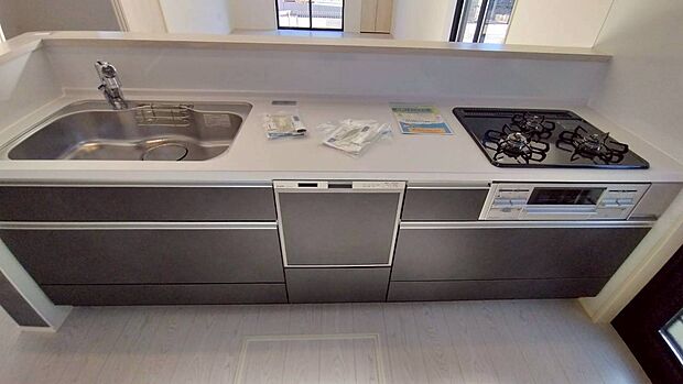 【キッチン】同仕様物件の設備です。実際とは異なる場合があります。