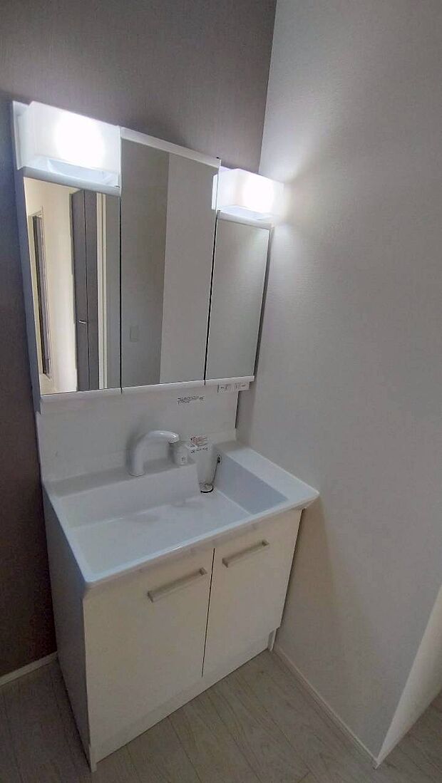 【洗面化粧台】※同仕様物件の設備です。実際とは異なる場合があります。