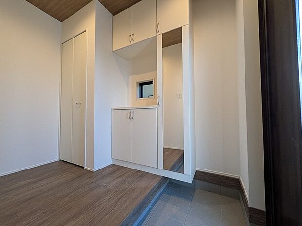 【玄関】姿見付きのシューズボックスとハンガーパイプ付きの収納が設置されています。