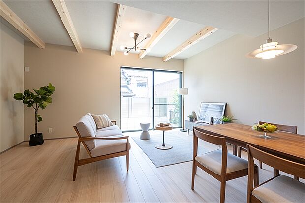 【LD(施工例)】自然と家族が集う、気持ちのいいリビング。冬でも足元ポカポカの床暖房付き