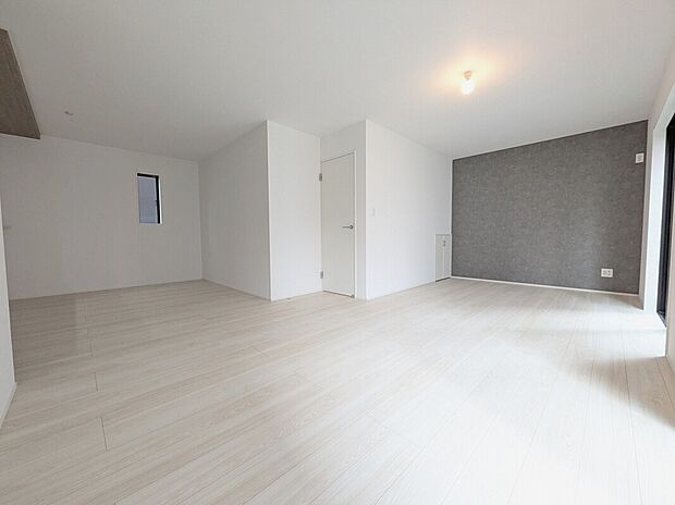 【3号棟　LDK（21.25帖）】LDから続く階段にはドアを設けて、2階からの冷気を感じさせない間取りとなっています。階段下にはコンパクトな収納を