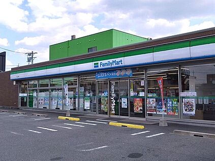 ファミリーマート 守山二城店 徒歩200m