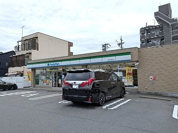 ファミリーマート 名西名塚町店