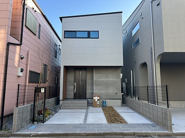 ■閑静な住宅街に佇む高級感のある外観。