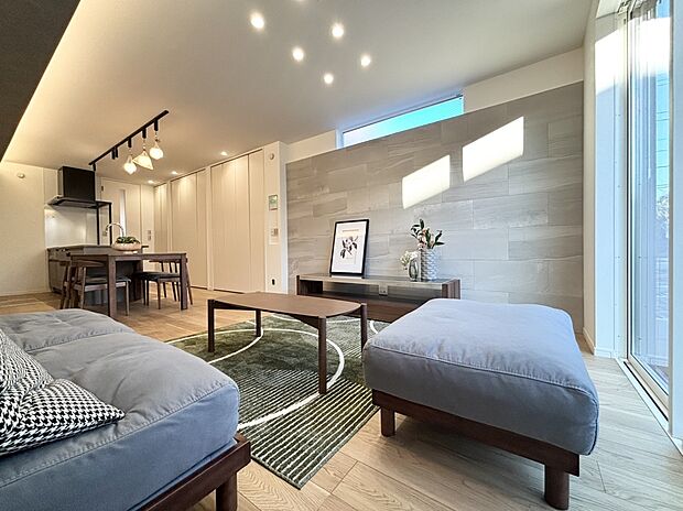 ■床暖房付きで空気を汚さず冬でも足元からポカポカと暖まります。