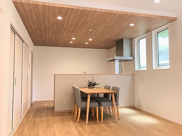 ■リビングを見渡せる対面式キッチンのため、お子様がいても安心。