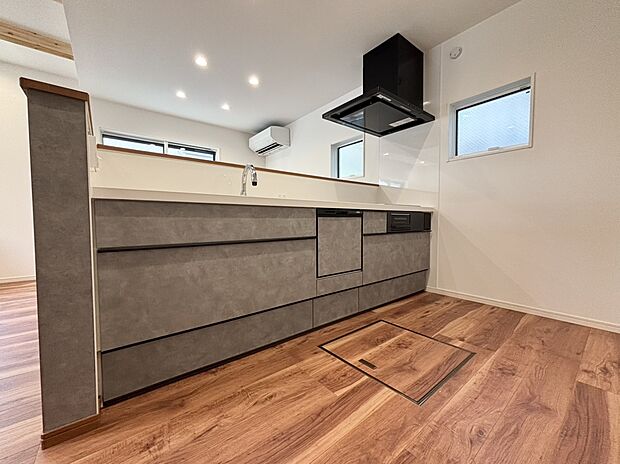 【キッチン】■タッチレス水栓仕様
■火を使わない安心IHクッキングヒーター・お手入れ楽々。