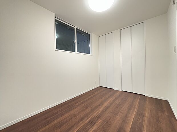 【洋室 (C号棟)】■子ども部屋にも広々クローゼット。吊りレールで開閉がスムーズにおこなえます。