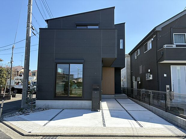 【現地土地写真】■玄関周りにウッド調の素材を使用したデザイン性のある外観。