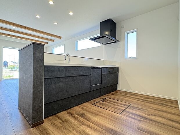 【キッチン】■タッチレス水栓仕様
■火を使わない安心IHクッキングヒーター・お手入れ楽々。