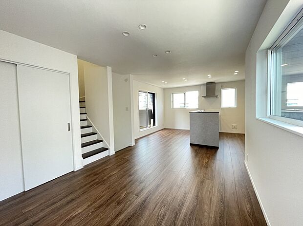 【ダイニング　（同仕様）】■床暖房付きで空気を汚さず冬でも足元からポカポカと暖まります。