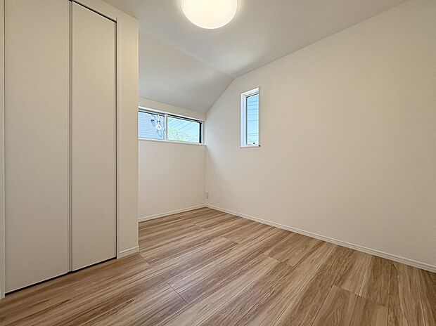 【洋室 (B号棟)】■子ども部屋にも広々クローゼット。吊りレールで開閉がスムーズにおこなえます。
