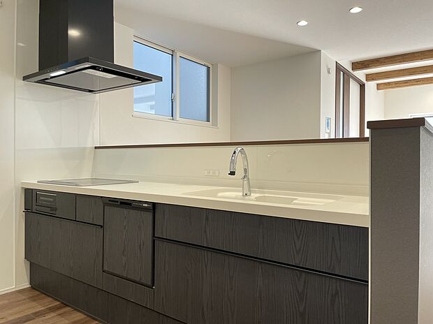 【キッチン　（同仕様）】■タッチレス水栓仕様
■火を使わない安心IHクッキングヒーター・お手入れ楽々。
■家事がはかどる食器洗い乾燥機付き