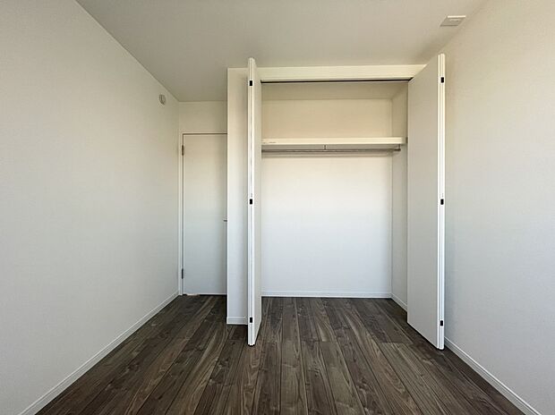 【洋室　（同仕様）】■子ども部屋にも広々クローゼット。吊りレールで開閉がスムーズにおこなえます。