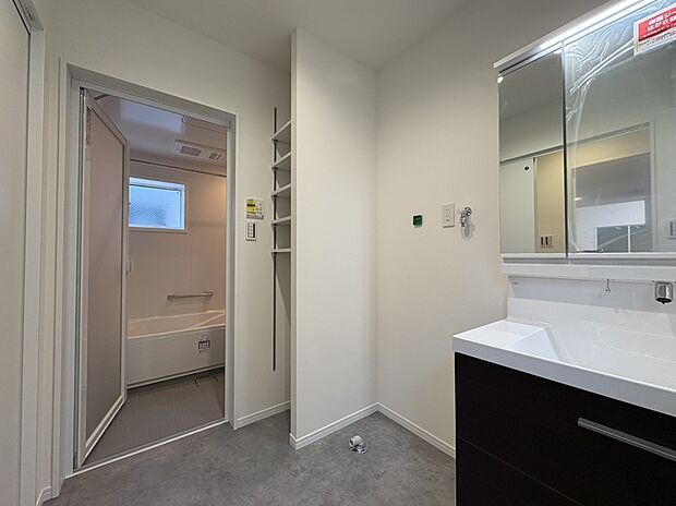 【洗面 (B号棟)】■継ぎ目のないキレイアップカウンター
■水垂れの少ないキレイアップ水栓を採用