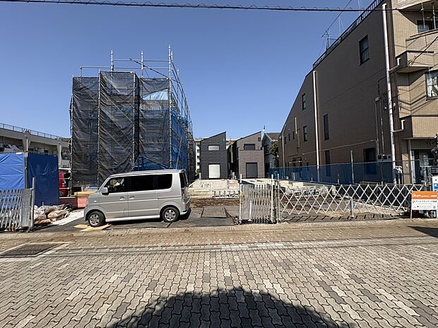 【現地写真(D・E・F号棟)】■北側 幅員約8.0m公道に接面
■南側 幅員約6.0m公道に接面