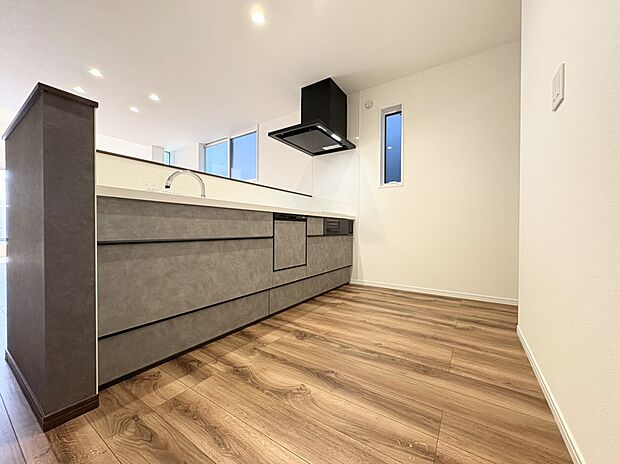 【キッチン (C号棟)】■タッチレス水栓仕様
■火を使わない安心IHクッキングヒーター・お手入れ楽々。