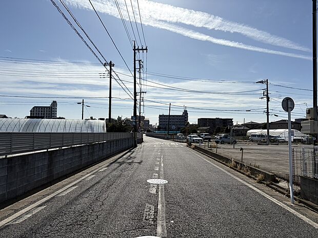 【前面道路含む現地写真】■東側幅員約7.1m公道に接面
■南側幅員約6.0m公道・私道に接面