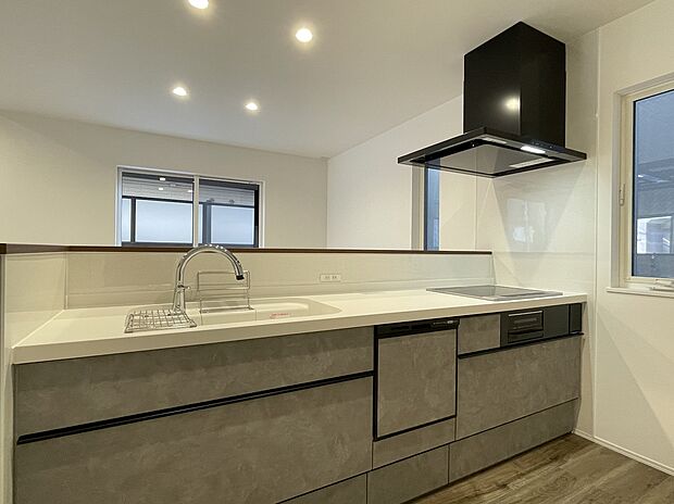 【キッチン (同仕様)】■タッチレス水栓仕様
■火を使わない安心IHクッキングヒーター・お手入れ楽々。
■家事がはかどる食器洗い乾燥機付き