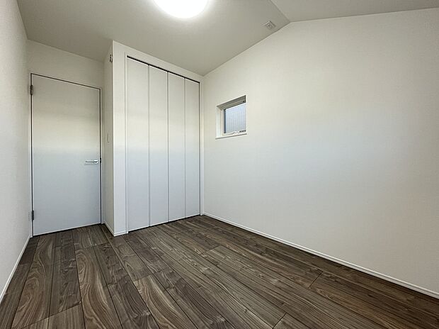 【洋室 (同仕様)】■子ども部屋にも広々クローゼット。吊りレールで開閉がスムーズにおこなえます。