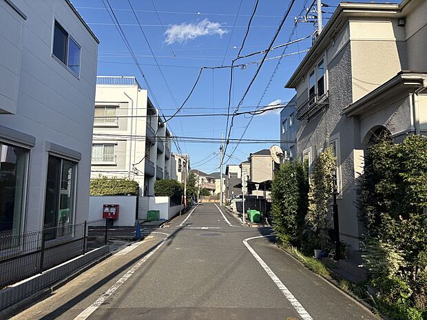 【前面道路含む現地写真】■北東側 幅員約5.3ｍ公道に接面
■南東側 幅員約5.4ｍ公道に接面