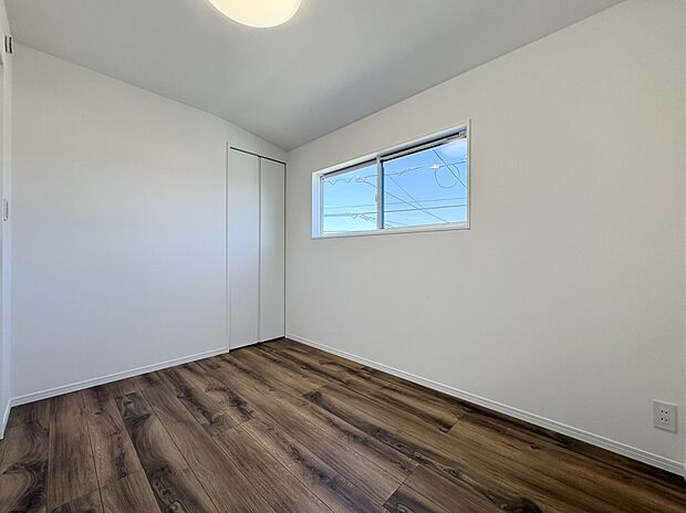 【洋室(同仕様)】■子ども部屋にも広々クローゼット。吊りレールで開閉がスムーズにおこなえます。