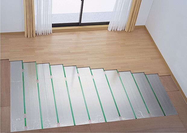 【ガス温水式床暖房】足元から部屋全体を優しく温め冬の寒さという悩みを解決するガス温水式床暖房です。ホコリを舞い上げず温風のニオイもない清潔な暖房環境で、広々としたLDKでも家族みんなで心地よく過ごせます。