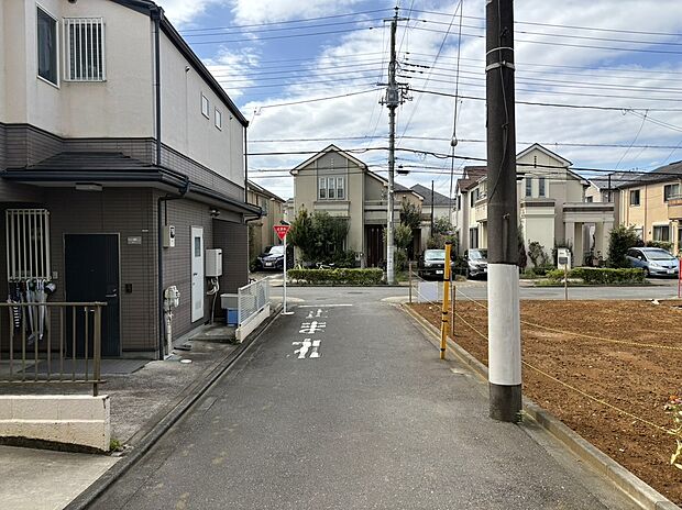 【前面道路含む現地写真】現地(2026年10月)撮影
■西側 幅員約8.0m公道に接面
■南側 幅員約4.0m私道に接面