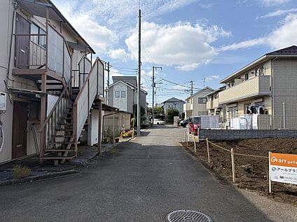 前面道路含む外観写真