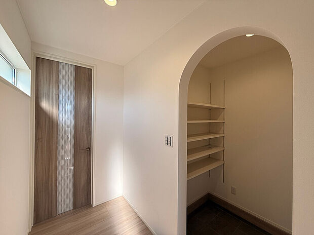 【土間収納付き玄関】R型のアーチ下がり壁が印象的な土間収納付き玄関。広さも1.5帖と大容量ですので、様々なものを収納できます。