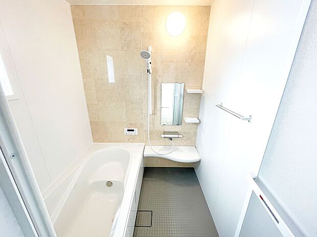 【7号棟　浴室】
明るく清潔感のあるバスルームでリラックス