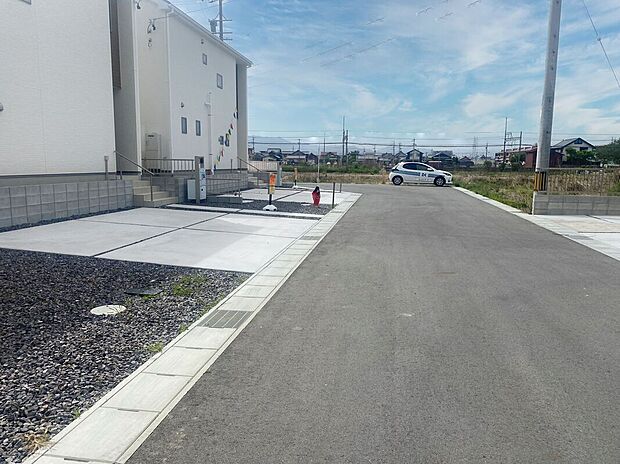 【≪前面道路含む現地写真≫】【2号棟前面道路】
前面道路が6mあるので駐車もラクラクです。車の往来もほぼ居住者のみなので少なく、小さなお子様のいるご家庭には安心ですね。