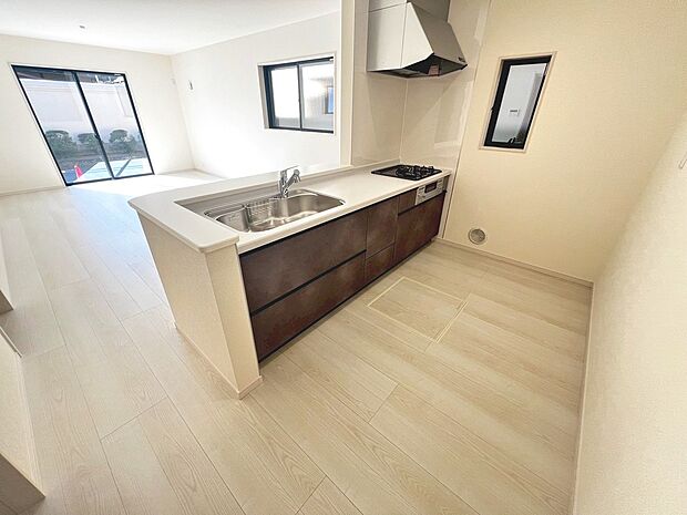 浄水器付きのシステムキッチン・浴室乾燥機・ペアガラスなど暮らしやすい設備が充実してますよ!