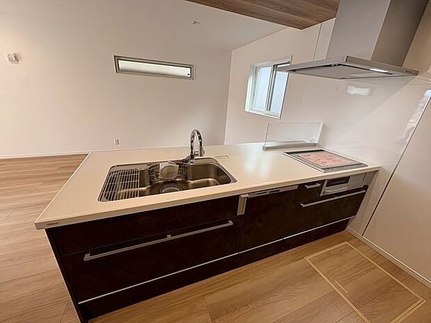 浄水器付きのシステムキッチンやペアガラス、浴室乾燥機やガスでパワフル乾燥「乾太くん」など暮らしやすい設備が充実してますよ！