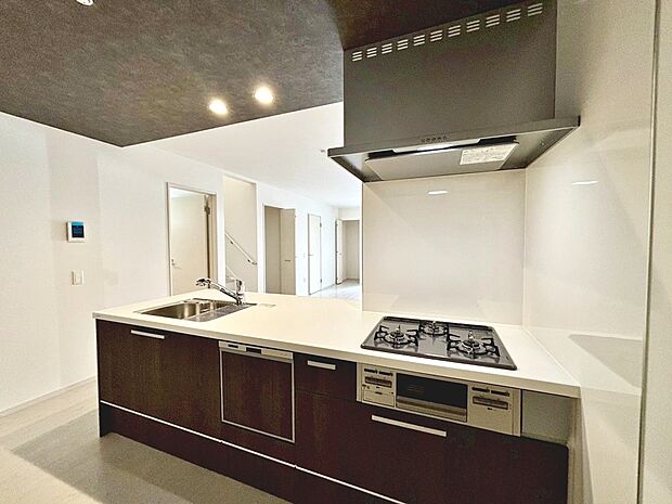 食器洗浄機・浄水器付きのシステムキッチン・浴室乾燥機・ペアガラスなど暮らしやすい設備が充実してますよ!