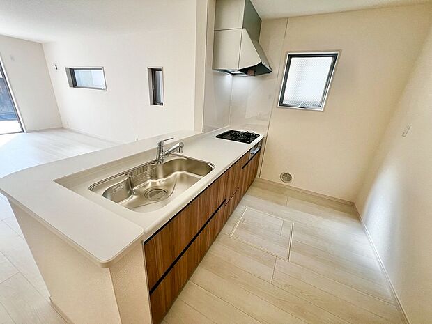 浄水器付きのシステムキッチン・浴室乾燥機・ペアガラスなど暮らしやすい設備が充実してますよ!